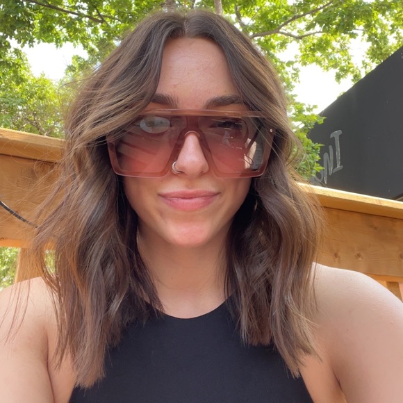 Meet your Posher, Nelly - Picture 1 of 1